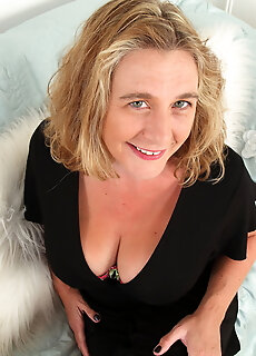 Naughty Mature Camilla Loves Showing Off Her Big Natural Tits