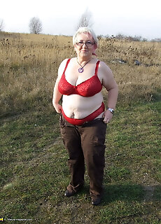 Public Amateur Peeing Housewife