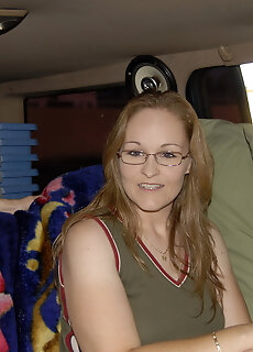 This Mature Slut Gets Fisted In A Driving Car