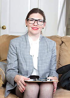 Hot American Milf Loves To Pleasure Her Hairy Mature Pussy!