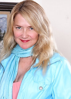 Busty Cougar Eva Griffin Spreads Her Older Pussy.