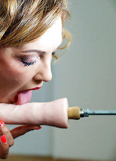 Squirting Milf Gina Monelli Uses A Fuck Machine