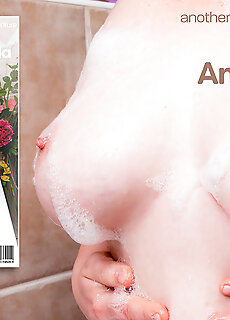 Mature.nl - Mature Anna Bella Playing In The Bathroom With Her Perfect Breasts